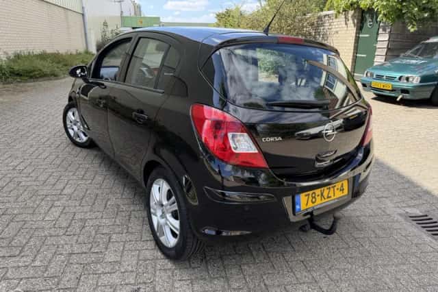 Opel Corsa (2010) thumbnail 4