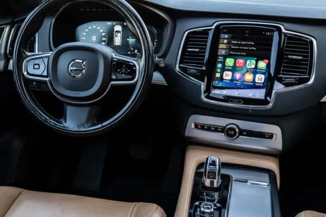 Volvo XC90 (2015) thumbnail 2