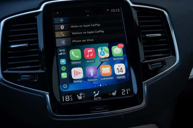 Volvo XC90 (2015) thumbnail 3