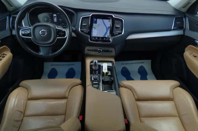 Volvo XC90 (2016) thumbnail 2