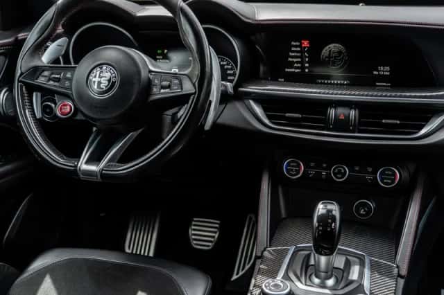 Alfa Romeo Stelvio (2018) thumbnail 2