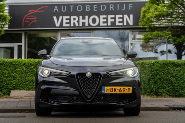Alfa Romeo Stelvio (2018) thumbnail 4