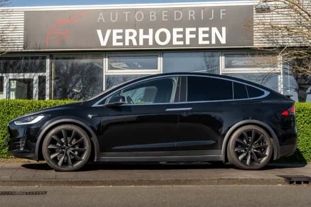Tesla Model X (2017) thumbnail 2