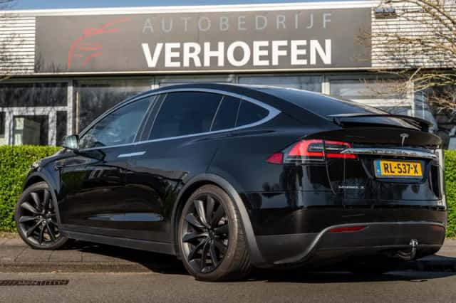 Tesla Model X (2017) thumbnail 3