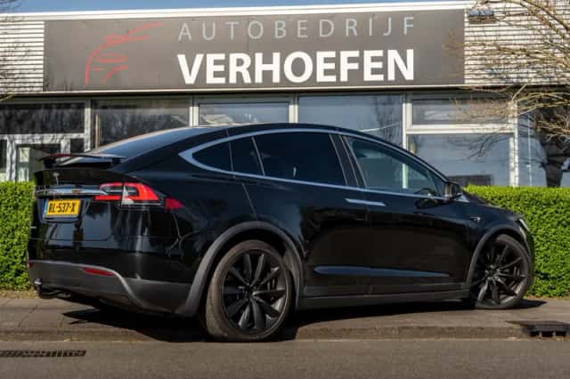 Tesla Model X (2017) thumbnail 4