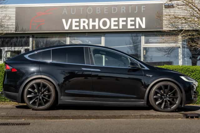 Tesla Model X (2017) thumbnail 5