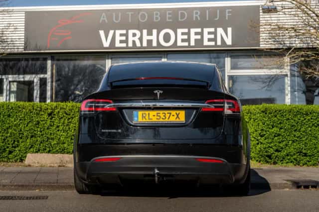 Tesla Model X (2017) thumbnail 6