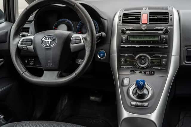 Toyota Auris (2011) thumbnail 2