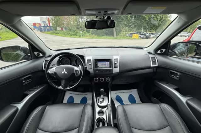 Mitsubishi Outlander (2012) thumbnail 3