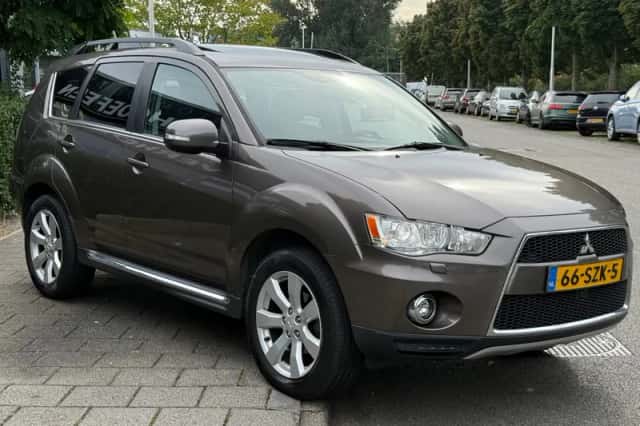 Mitsubishi Outlander (2012) thumbnail 6