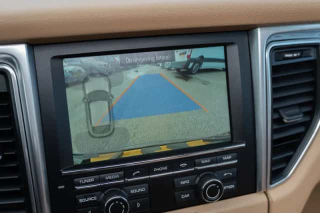 Porsche Macan (2015) thumbnail 3