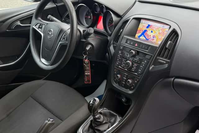 Opel Astra Sports Tourer (2012) thumbnail 2