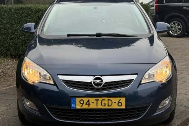 Opel Astra Sports Tourer (2012) thumbnail 3