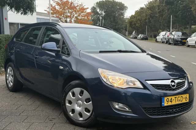 Opel Astra Sports Tourer (2012) thumbnail 4