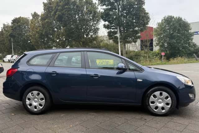 Opel Astra Sports Tourer (2012) thumbnail 5