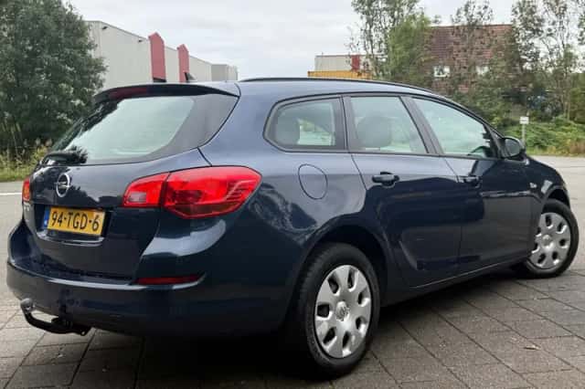 Opel Astra Sports Tourer (2012) thumbnail 6