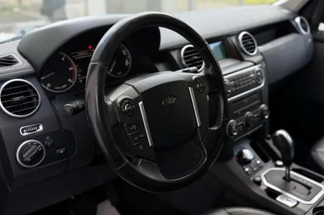 Land Rover Discovery (2010) thumbnail 2