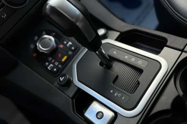 Land Rover Discovery (2010) thumbnail 3