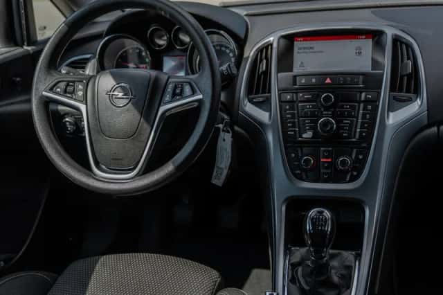 Opel Astra Sports Tourer (2014) thumbnail 2