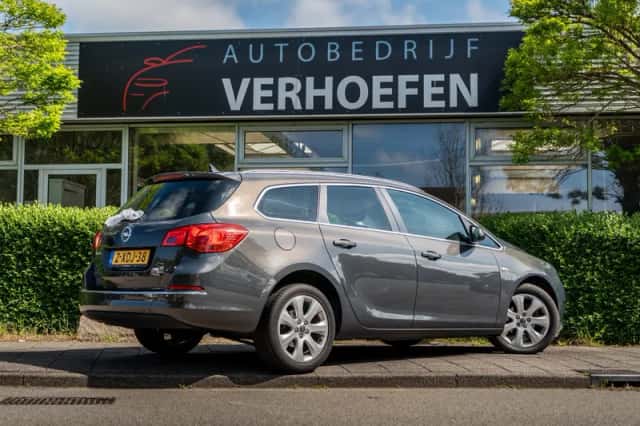 Opel Astra Sports Tourer (2014) thumbnail 6