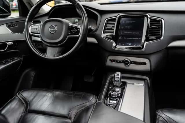 Volvo XC90 (2015) thumbnail 2