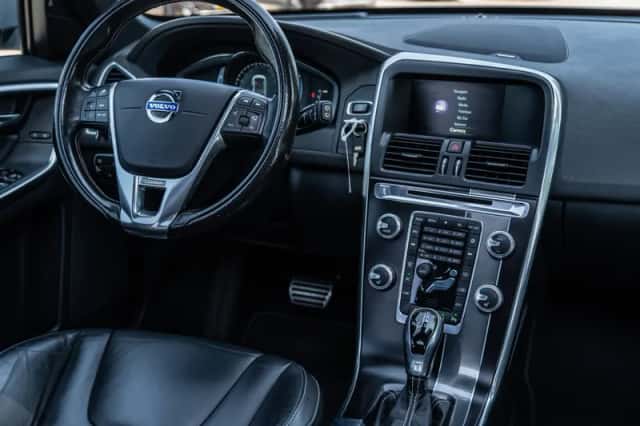 Volvo XC60 (2015) thumbnail 2