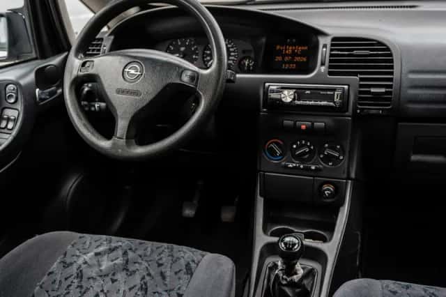 Opel Zafira (2002) thumbnail 2