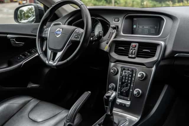 Volvo V40 (2016) thumbnail 2