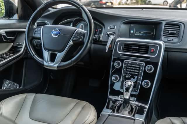Volvo V60 (2016) thumbnail 2