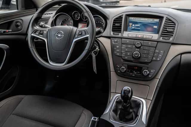 Opel Insignia (2012) thumbnail 2