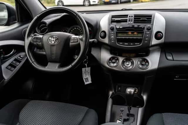 Toyota RAV4 (2011) thumbnail 2