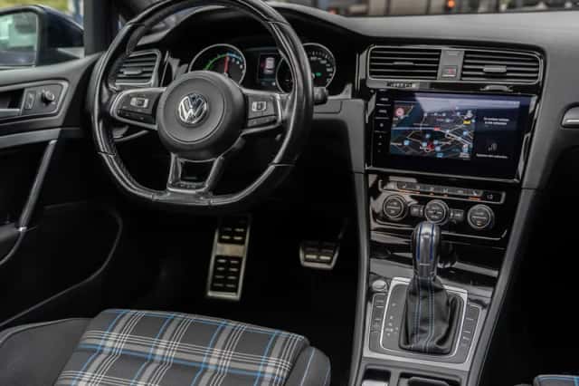 Volkswagen Golf (2017) thumbnail 2