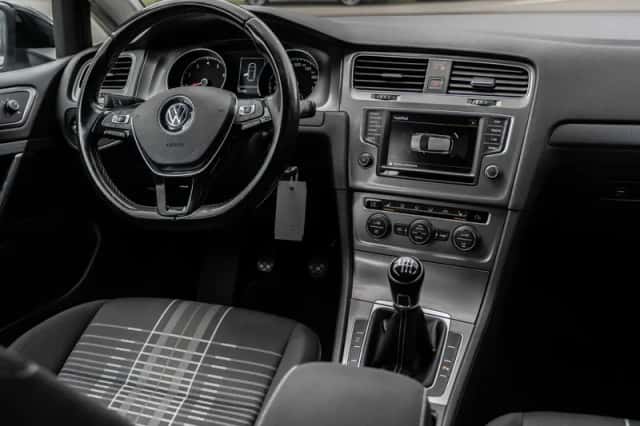 Volkswagen Golf (2015) thumbnail 2