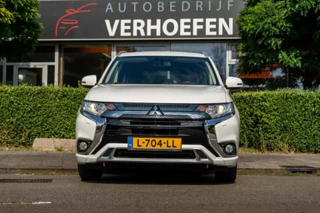 Mitsubishi Outlander (2021) thumbnail 4