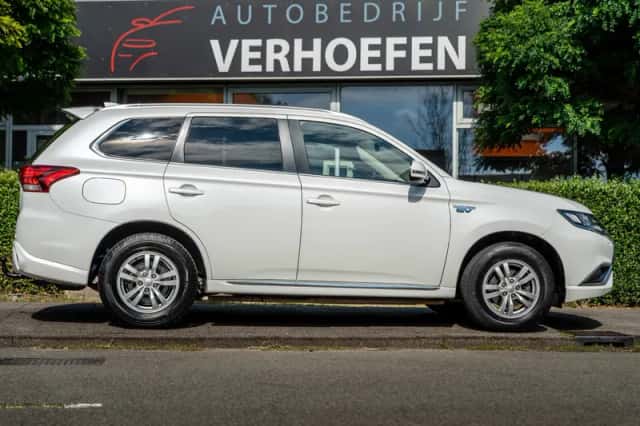 Mitsubishi Outlander (2021) thumbnail 6