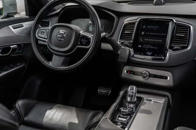 Volvo XC90 (2016) thumbnail 2