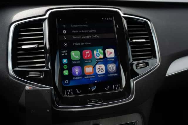 Volvo XC90 (2016) thumbnail 3