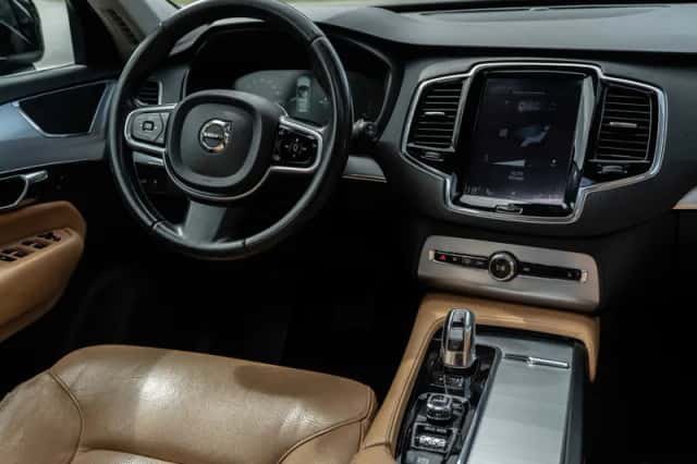 Volvo XC90 (2015) thumbnail 2