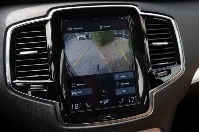 Volvo XC90 (2015) thumbnail 3