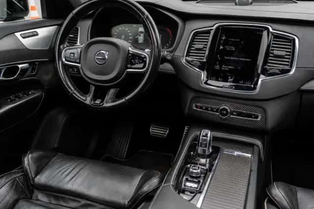 Volvo XC90 (2015) thumbnail 2