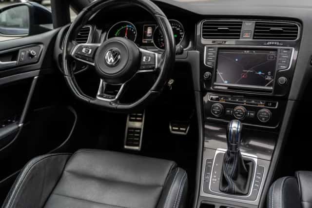 Volkswagen Golf (2015) thumbnail 2