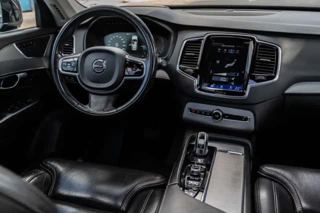 Volvo XC90 (2016) thumbnail 2