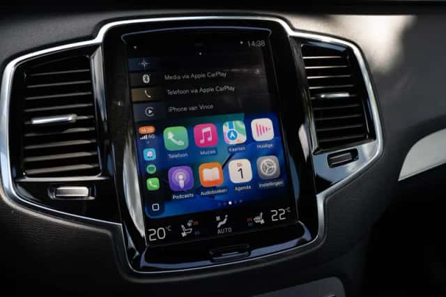 Volvo XC90 (2016) thumbnail 3