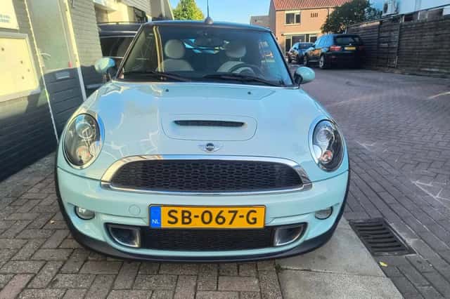 MINI Cabrio (2011) thumbnail 2