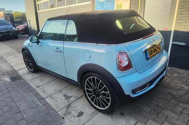 MINI Cabrio (2011) thumbnail 4