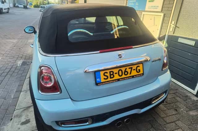 MINI Cabrio (2011) thumbnail 5