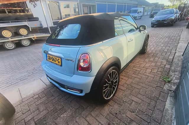 MINI Cabrio (2011) thumbnail 6