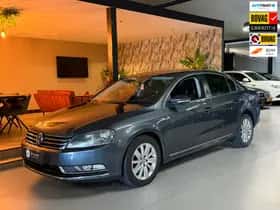 Volkswagen Passat (2011) thumbnail 2
