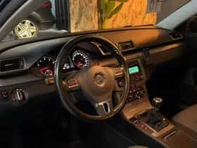Volkswagen Passat (2011) thumbnail 17