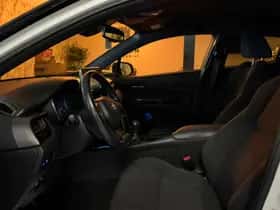 Toyota C-HR (2018) thumbnail 23